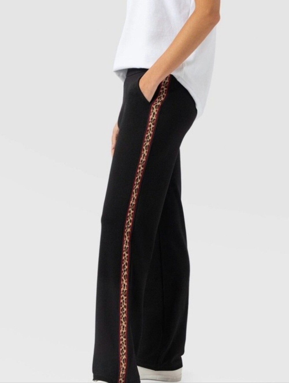 Saint And Sofia Women’s Black Pull On Pants with Leopard Side Stripe Size 10